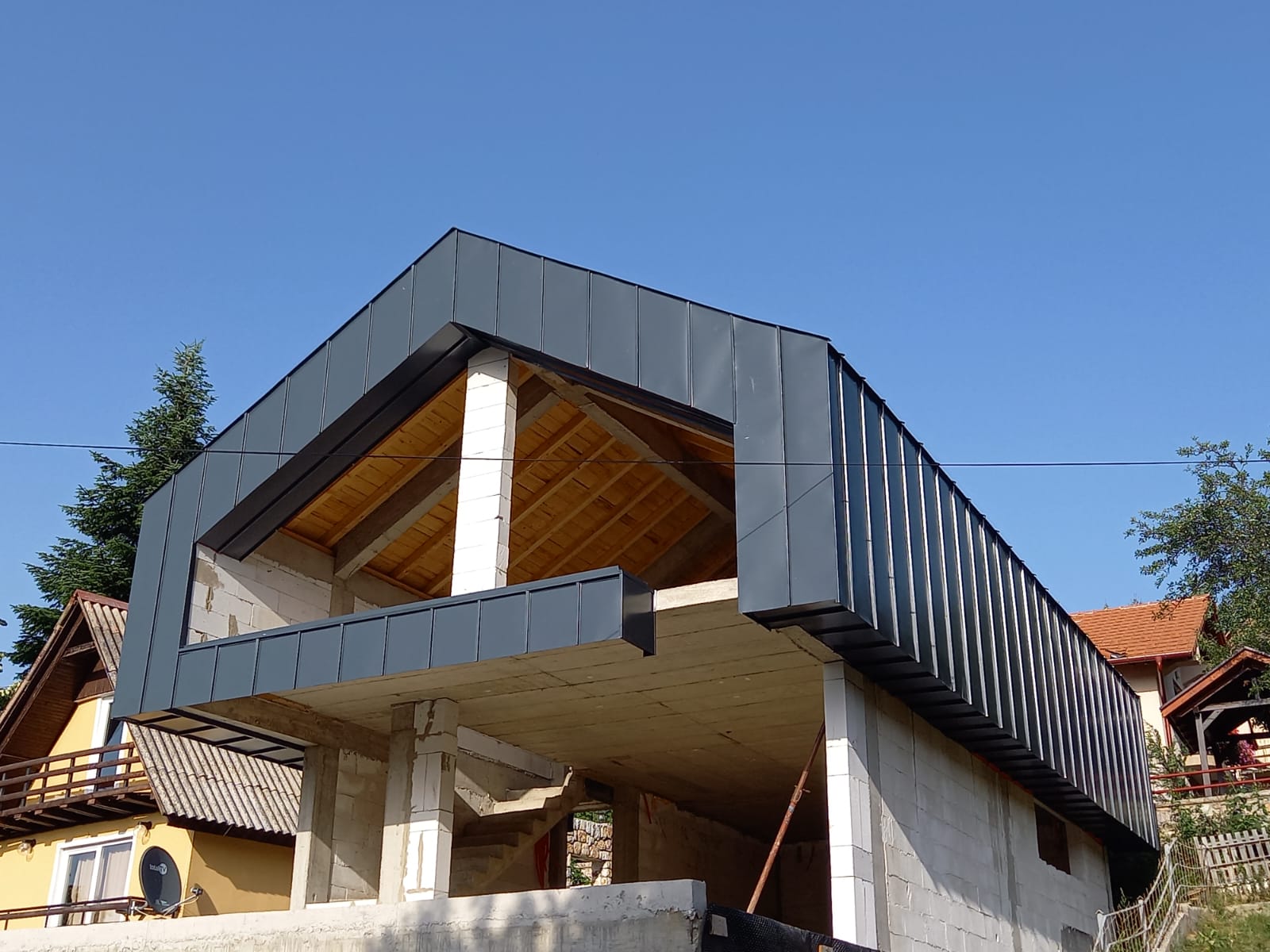 Installazione lattoneria per tetti industriali e civili