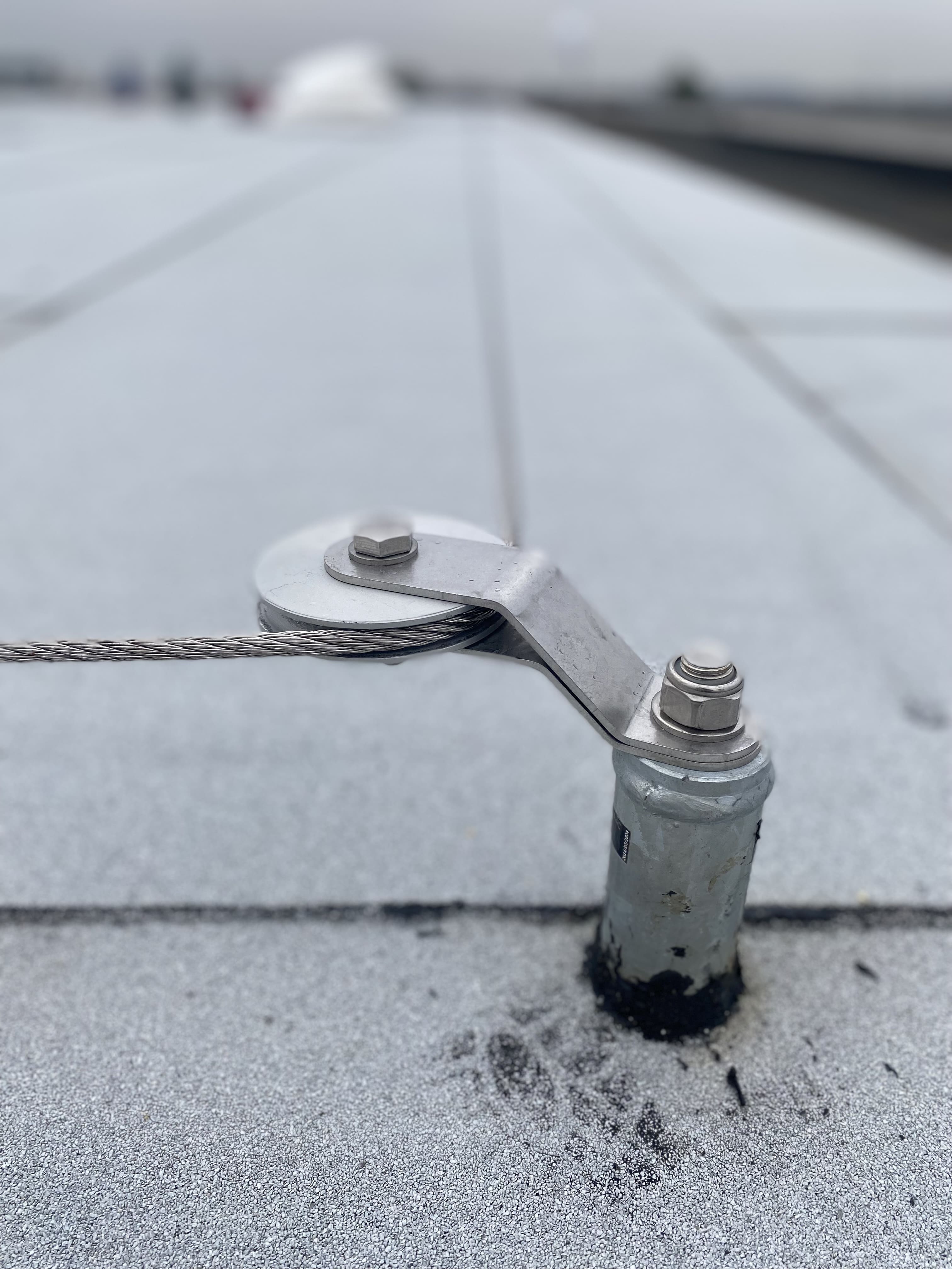 Installazione linee vita per sicurezza sui tetti